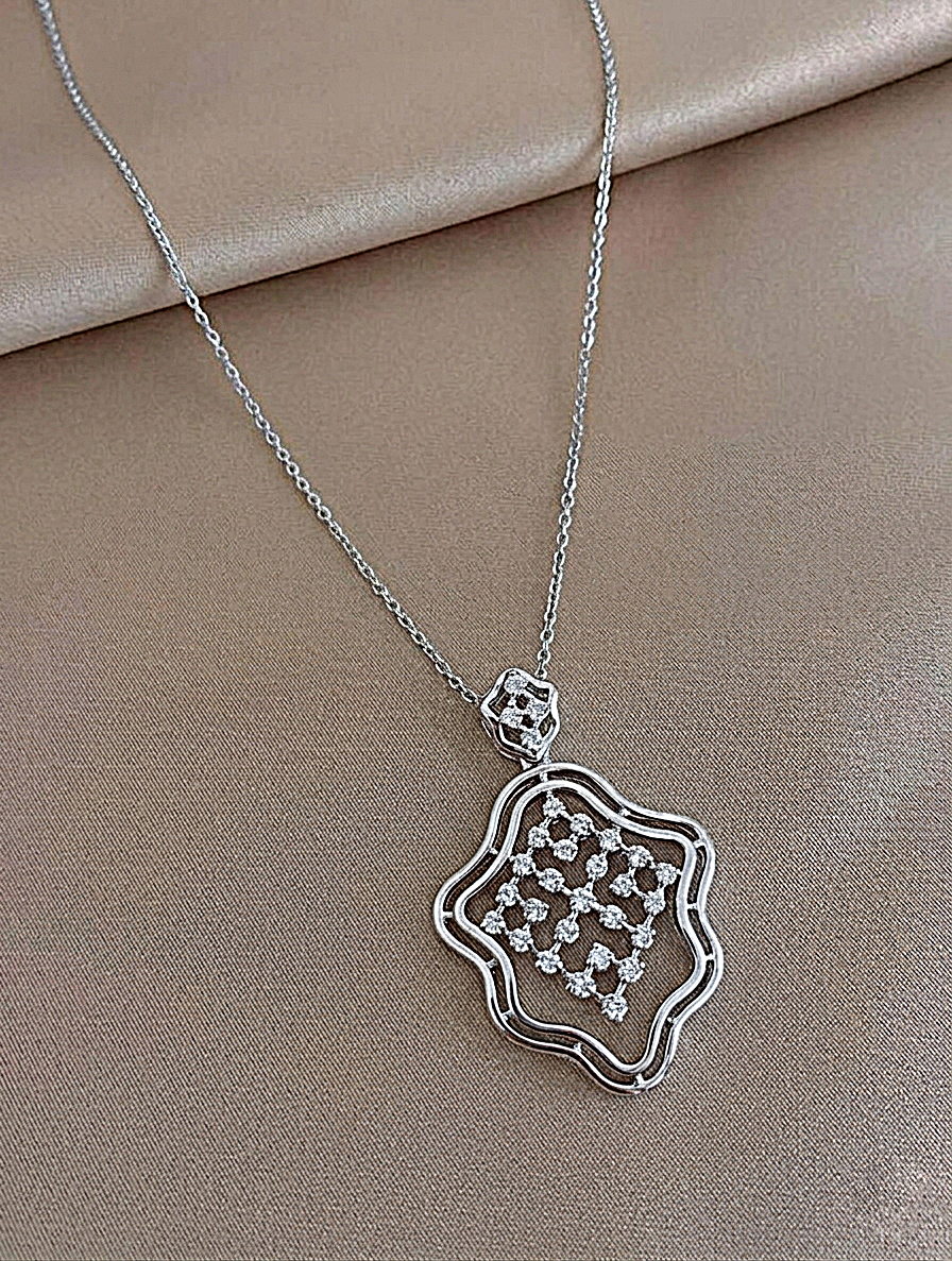 Elegant Lattice Geometric Pendant Necklace