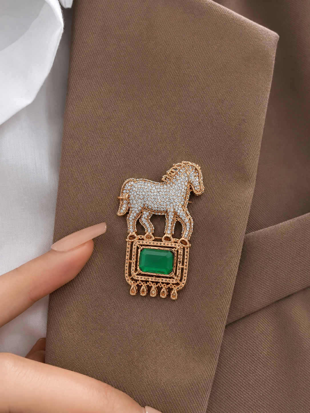 Grand Equestrian Emerald Pedestal Brooch