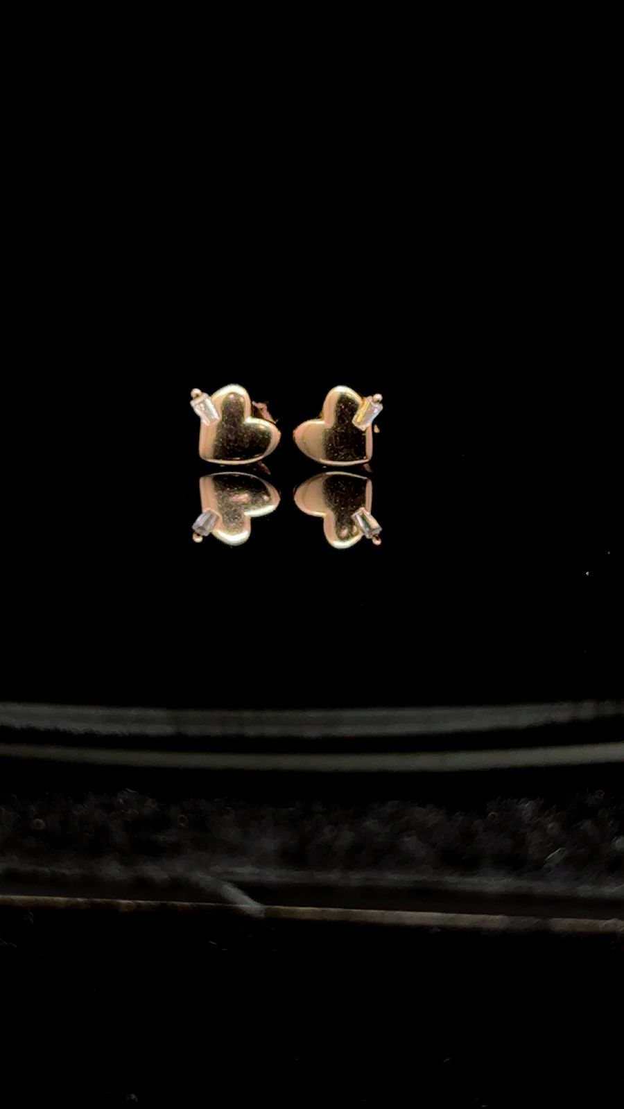 Beige Heart Shell Stud Earrings