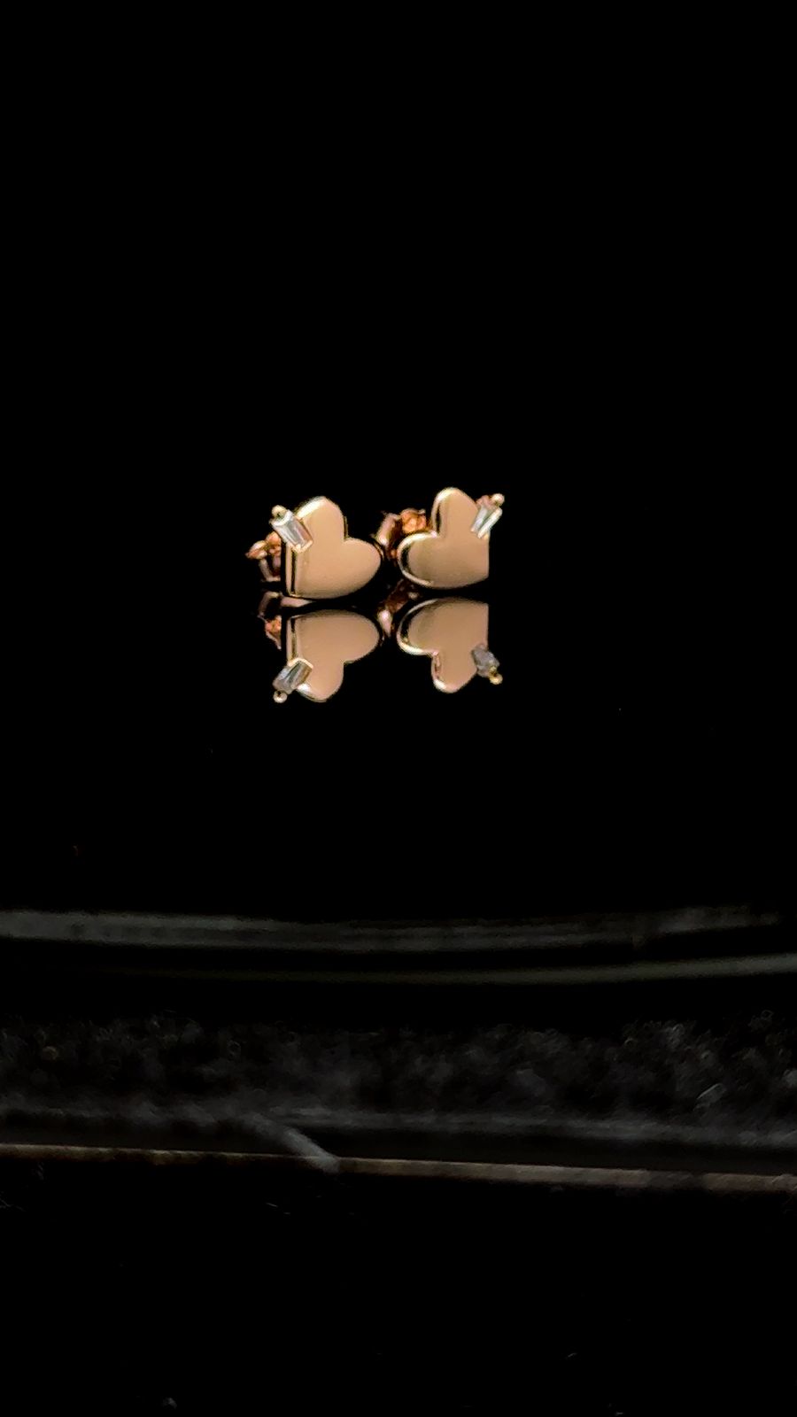 Beige Heart Shell Stud Earrings